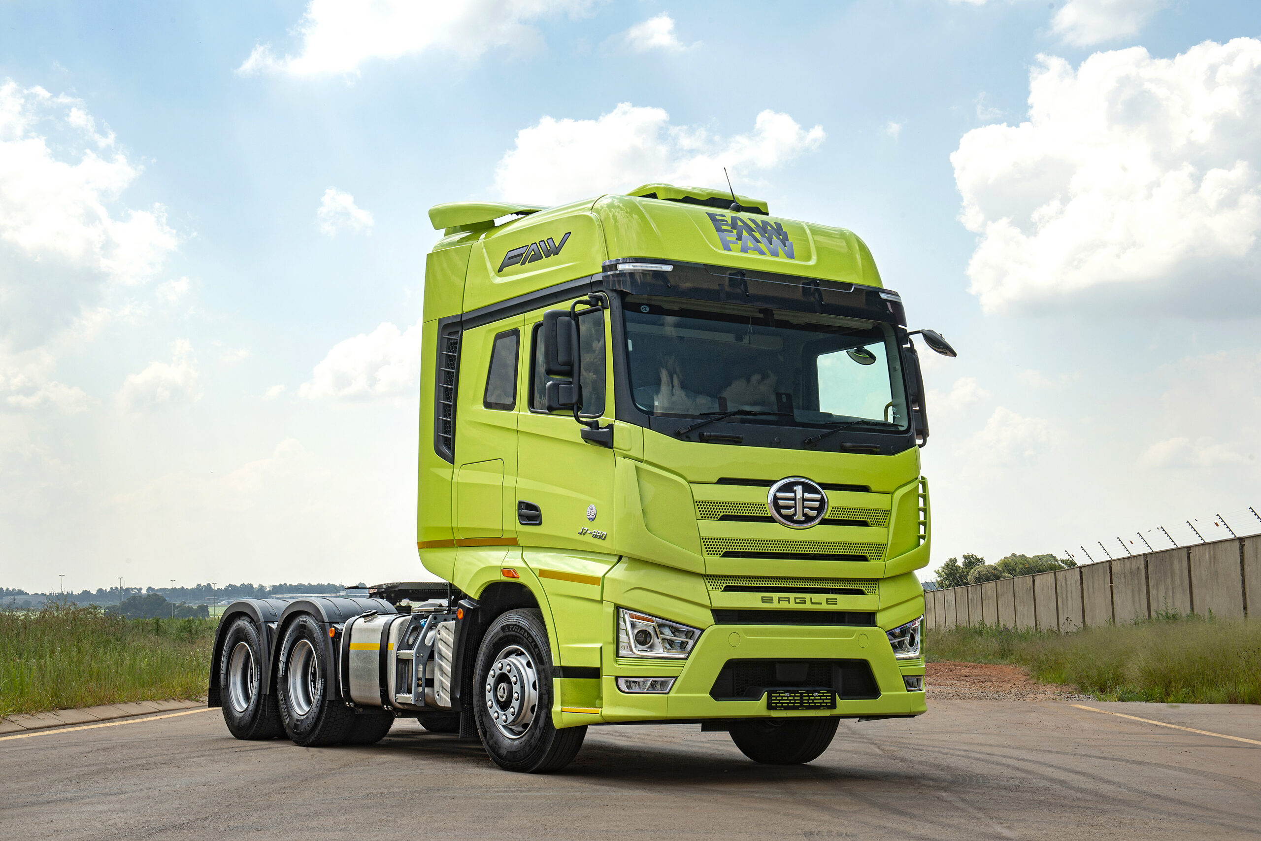 FAW J7 550 truck tractor showing the fifth wheel and the tandem drive axle group running dual wheels