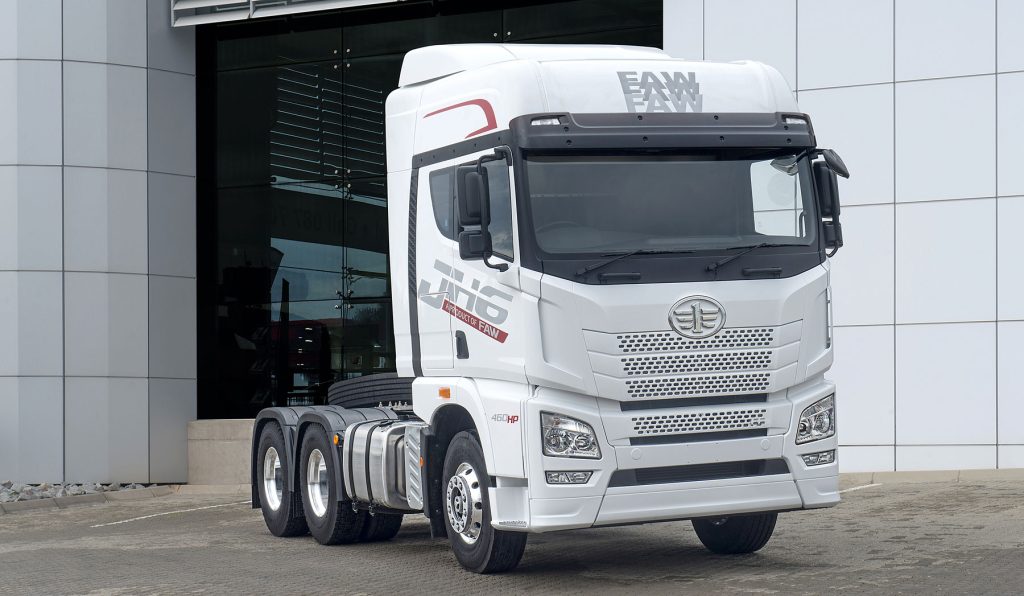 FAW JH6 33.460FT truck tractor with 460HP on the cab and the fifth wheel visible behind it