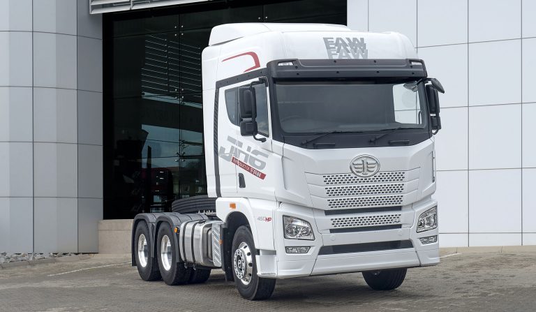 FAW JH6 33.460FT truck tractor with 460HP on the cab and the fifth wheel visible behind it